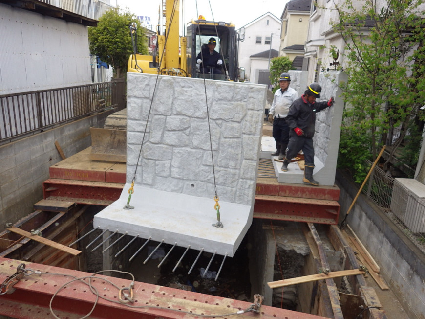谷荻川改修工事（親杭打ち）
