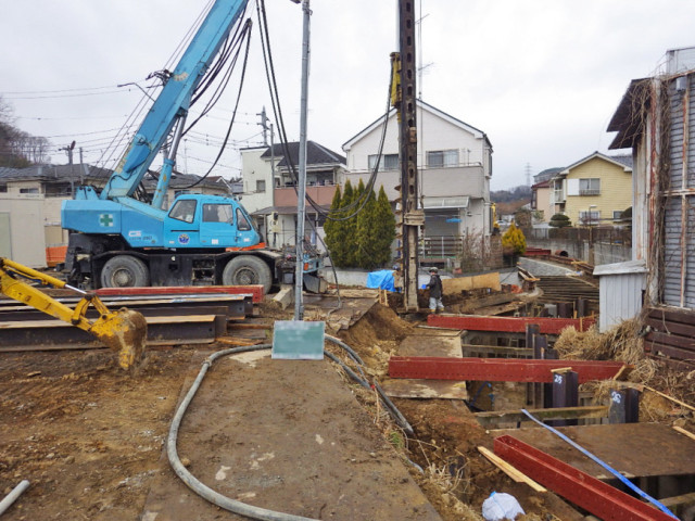 谷荻川改修工事（親杭打ち）