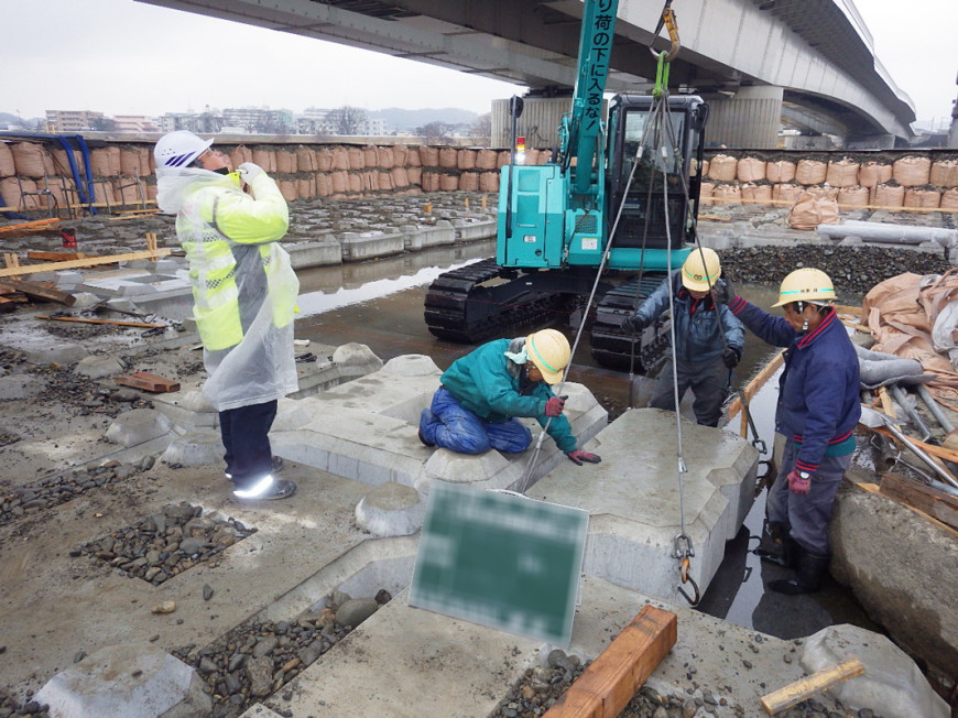 多摩川原水道橋橋脚洗掘防止（河川工事）