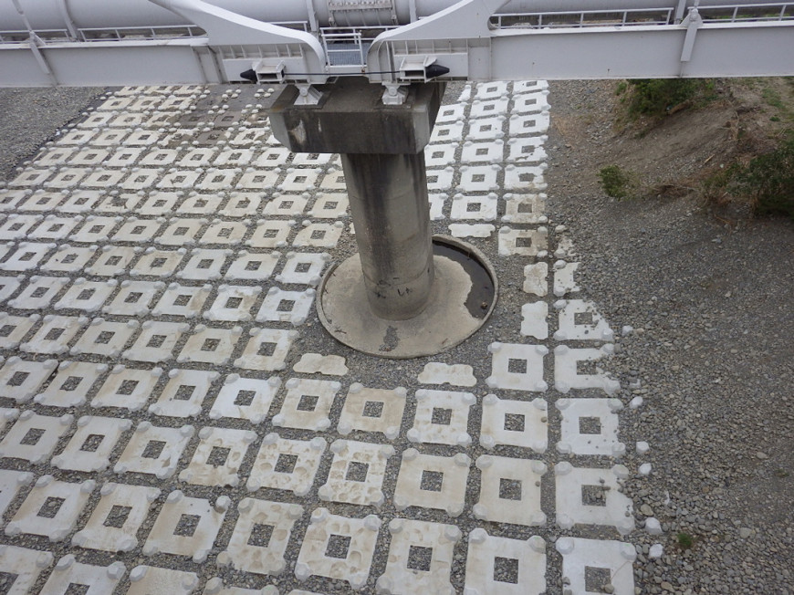 多摩川原水道橋橋脚洗掘防止（河川工事）
