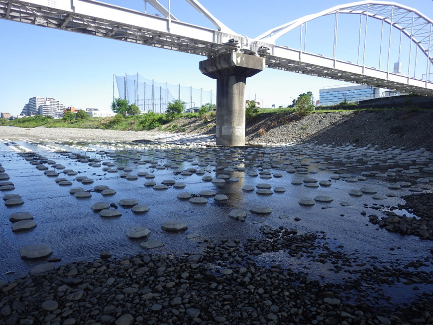 多摩川原水道橋橋脚洗掘防止（河川工事）